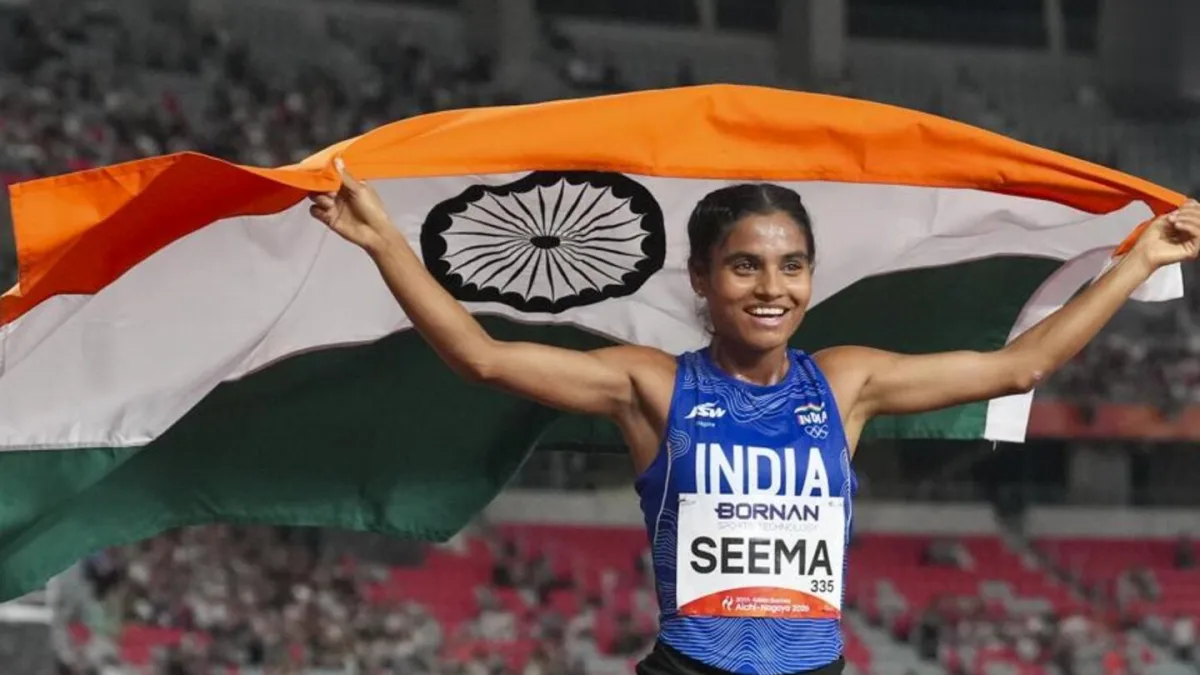 Seema Kumari crossing the finish line with a bronze medal
