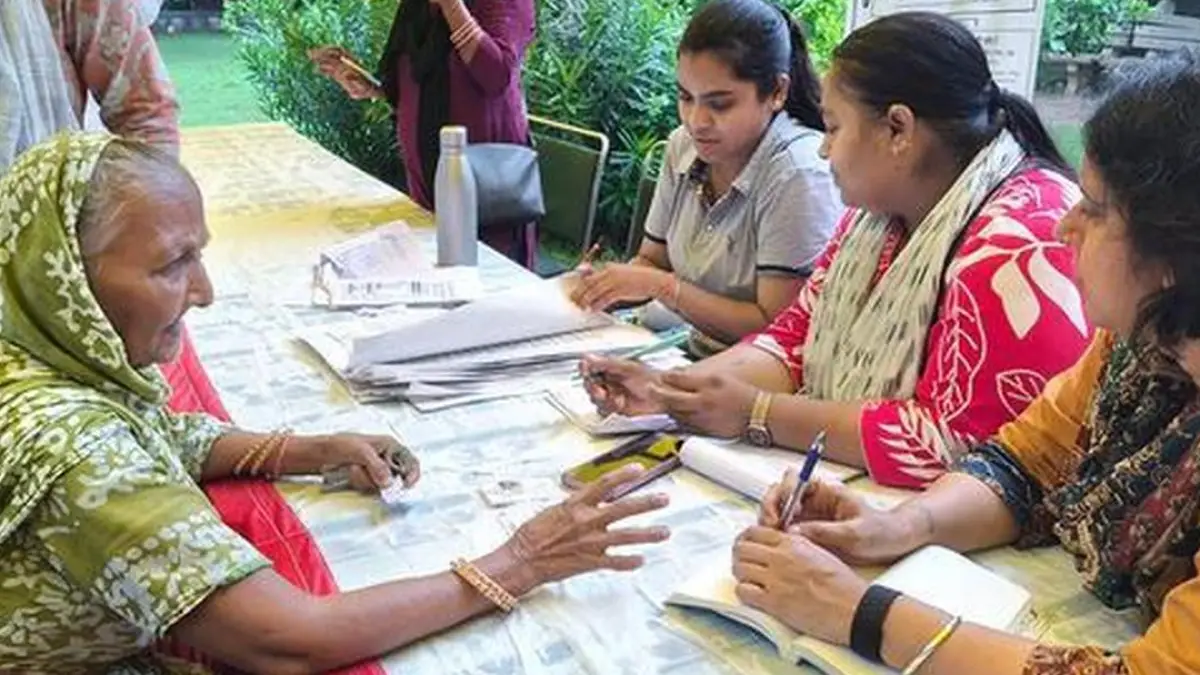 A person filling out a Form 6 application for inclusion in the electoral roll