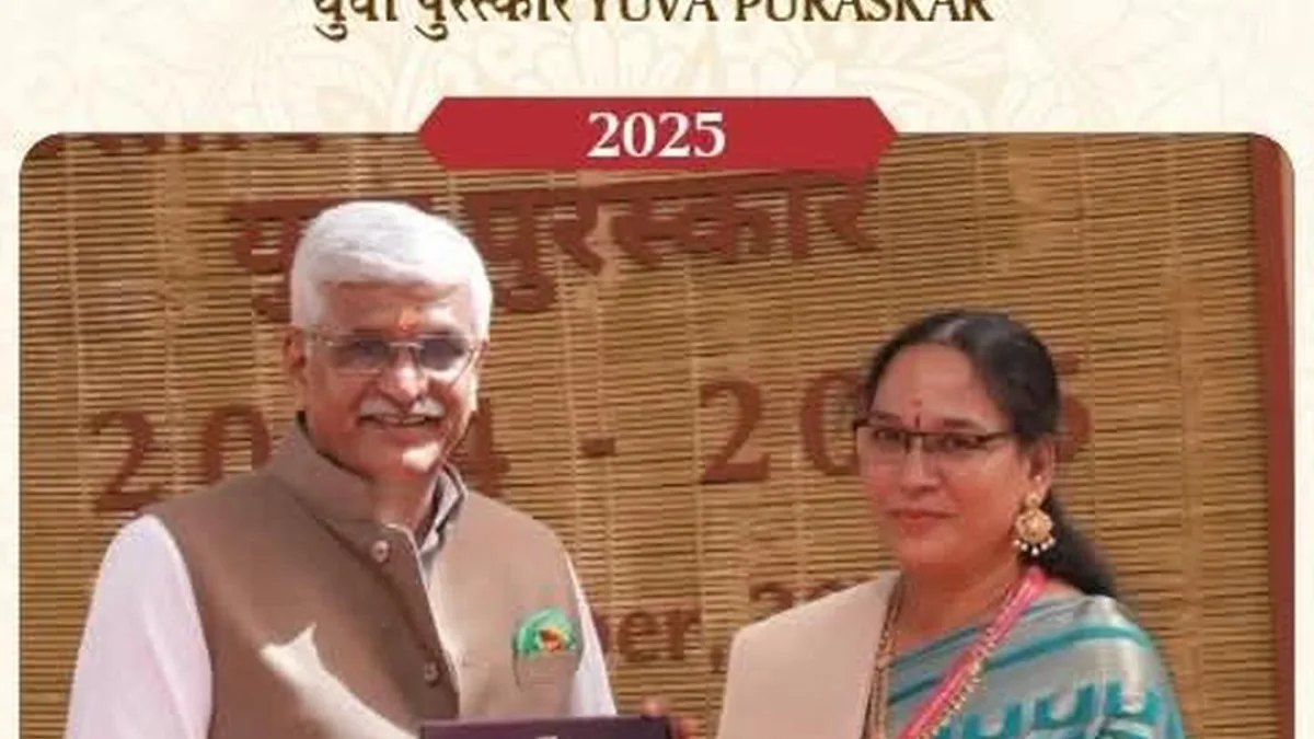 Pavani Pasumarthi receiving the Ustad Bismillah Khan Yuva Puraskar from Union Minister for Culture Gajendra Singh Shekhawat