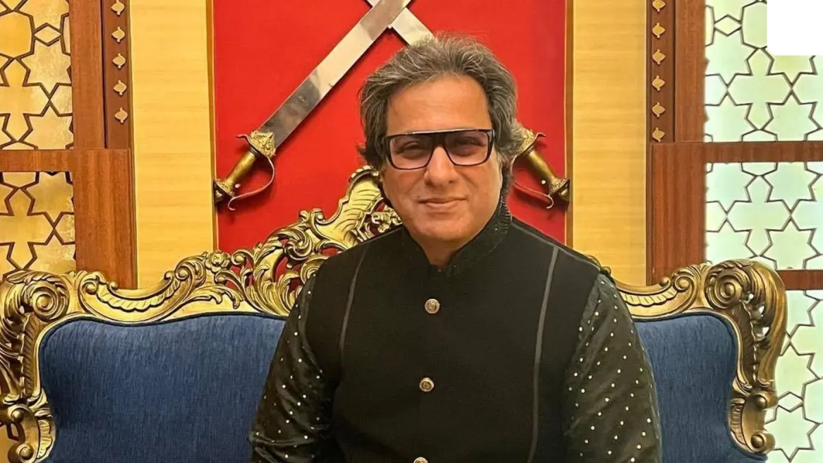 Talat Aziz smiling