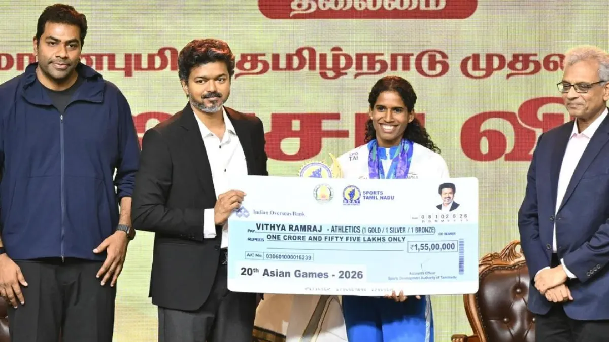 Tamil Nadu Chief Minister C. Joseph Vijay presenting awards to Asian Games medallists