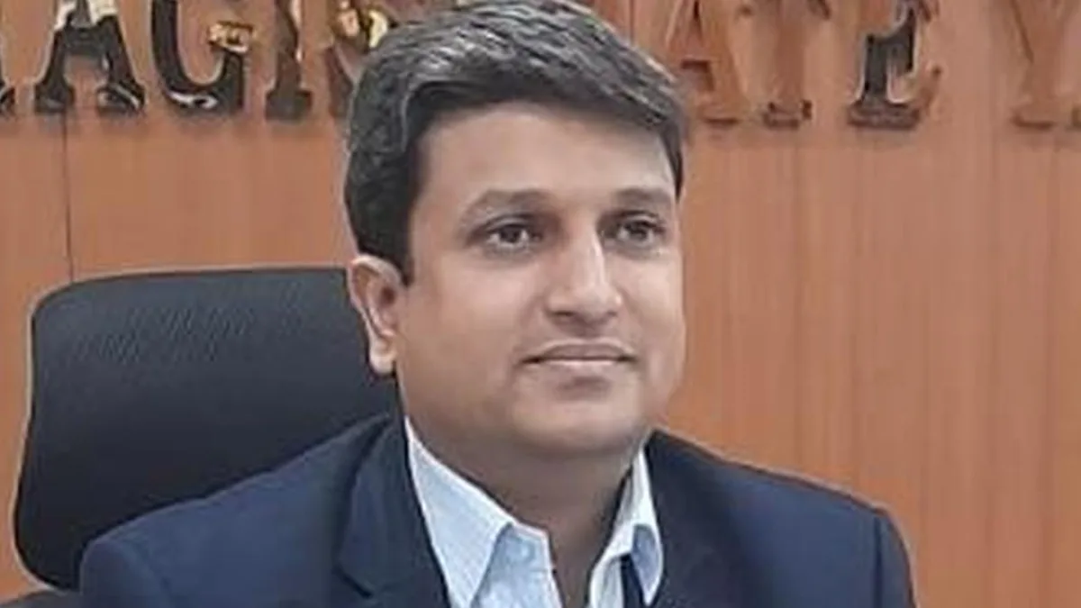 Yadgir Deputy Commissioner Rahul Pandve announcing the liquor ban
